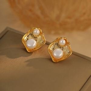 Pendientes de Perlas de Imitación de Lujo Ligero y Estilo Versátil, Diseño Geométrico Chapado en Oro, Nuevo Regalo de Moda para Mujer - Product Image 6