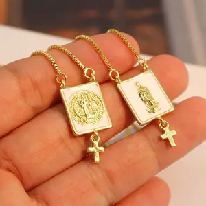 Popular Nueva joyería religiosa delicada chapado en oro de 18 quilates esmalte blanco Virgen de Guadalupe San Benito y collar escapulario cruzado