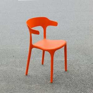 Chaise en plastique moulé empilable de style Toro pour la cuisine, la salle à manger, le café et le jardin - Product Image 6