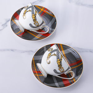 P & T <span class=keywords><strong>Royal</strong></span> Ware Ensemble élégant de tasses à thé et à café et soucoupes en porcelaine osseuse fine à bord doré par PITO - Product Image 4