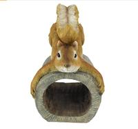 2026 décoration de jardin en polyrésine Crash the Squirrel Gutter Gutter Downspout Statue, pleine couleur