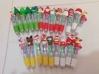 Lot de 10 stylos bille 4 couleurs à tête de dessin animé aléatoire, thème Noël, cadeaux en plastique pour enfants, étudiants et usage au bureau