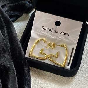 MW Fashion Feine Creolen 18k Vergoldete Edelstahl-Ohrringe mit Unregelmäßiger Geometrie und Minimalistischem Stil Großhandel - Product Image 4