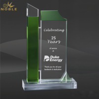 Trophée en verre vert personnalisé Noble, plaque en cristal à double colonne, cadeau de reconnaissance d'entreprise, vente en gros