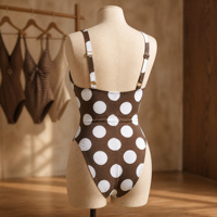 Hoogwaardige, milieuvriendelijke, op maat gemaakte bikini met polkadotdesign, verstelbare bandjes en hoge snit voor dames.