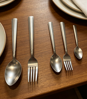 Cuillère durable en acier inoxydable à poignée carrée, design simple et minimaliste, finition polie miroir, pour un usage quotidien à table