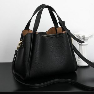 Bolso tipo cubo de cuero suave de lujo 2024 para mujer, cierre de cremallera, diseño templado, dos correas de hombro de poliéster para uso en la playa - Product Image 4