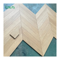 Parquet en chêne véritable de qualité AB, surface brossée blanche, chevron italien, taille sélectionnée, couleur claire, pour villa