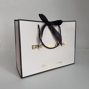 Bolsas de Papel Blancas con Ribete Negro y Logotipo en Dorado, Bolsas de Papel de Lujo para Regalos del Día de San Valentín con Cinta de Raso Negra - Product Image 5