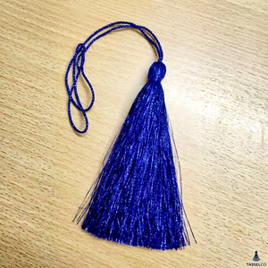 Décoration suspendue en tissu bleu avec pompons pour la remise des diplômes, usage intérieur, style moderne - Product Image 1