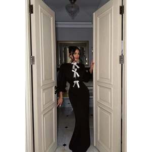 ชุดราตรียาวถักโครเชต์สีดำ แขนทรงบอลลูน คอวีสูง เอวทรงเอ็มไพร์ ยาวถึงพื้น สำหรับงานพิธีการและงานเลี้ยง - Product Image 6