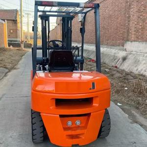 Chariot élévateur diesel polyvalent 3.0T JAC CPCD30H2 avec une hauteur de levage de 3000 mm et une hauteur de mât abaissée de 2075 mm pour une utilisation <span class=keywords><strong>en</strong></span> intérieur et <span class=keywords><strong>en</strong></span> extérieur - Product Image 3