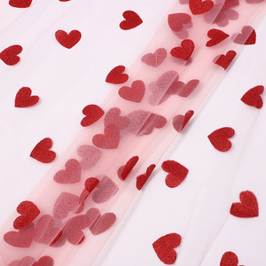 Popolare Tessuto in <span class=keywords><strong>Tulle</strong></span> con Cuori Rossi su <span class=keywords><strong>Tulle</strong></span> Nero per Decorazioni Matrimoniali, Abiti da Sposa, Gonne Tutu, Fai da Te, Artigianato e Vestiti per Feste - Product Image 2