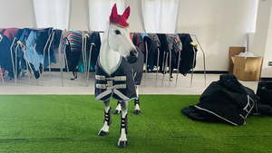 Прочный темно-синий стабильный коврик для лошадей 600d водонепроницаемый со свободными ножками, сертифицированный OEKO-TEX - Product Image 2