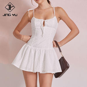 Robe mini élégante sur mesure, à volants ajourés, avec ceinture à nouer et broderies, en coton 100% de haute qualité - Product Image 1