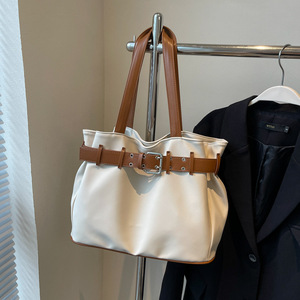Nouveau sac fourre-tout élégant et spacieux, sac à bandoulière pour femme avec boucle, sac sous le bras, sac à main pour femme de niche et haut de gamme. - Product Image 4