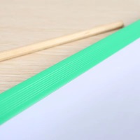 Clip Transparente de Plástico con Varilla de Sujeción para Carpetas de Negocios A4, Modelo Q310, Impreso, Hecho en China