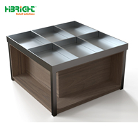 Specialistische displaytafel met schuine productenpresentatie, rustieke houten afwerking, seizoensgebonden lay-outplan, op maat gemaakte kleurcombinatie, groentenrek