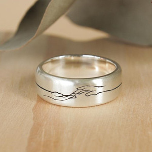 Anello con Mani Intrecciate, Gioiello Minimalista alla Moda, Regolabile, Unisex, Romantico per Uso Quotidiano - Product Image 1