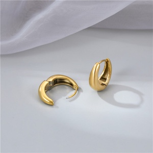 ต่างหูห่วงสแตนเลสสตีลแบบมินิมอล ชุบทอง 18k สำหรับผู้หญิง - Product Image 3