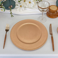 Plaque de chargeur en plastique PP ronde en or de luxe avec bordure à motifs de corde, utilisée pour la décoration de fête de mariage