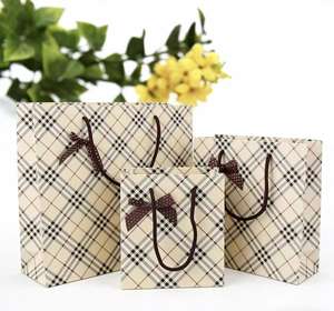 Sac fourre-tout élégant en papier kraft marron premium, motif quadrillé couleur chair, avec nœud décoratif et fond crème, motif grille sophistiqué - Product Image 3