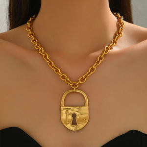 Collana con Ciondolo a Lucchetto Placcato Oro Antico, Design a Rilievo, Catena Spessa in Metallo per Donne, Pronta Consegna Diretta dalla Fabbrica - Product Image 2