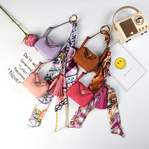 Llavero de moda de cuero sintético mini con borla de pañuelo de seda y herrajes de aleación de zinc, dije de lujo para bolso de mujer, accesorios para bolsos. - Product Image 3