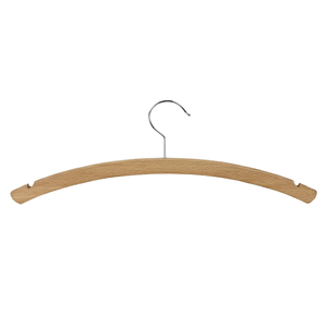 Cintre en bois finition naturelle avec crochet métallique pour le rangement des vêtements - Product Image 2