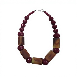 Colliers de perles de taille personnalisable pour femmes bijoux de mode en acrylique Style ange meilleur Design charme en résine personnalisé Offre Spéciale en gros - Product Image 3