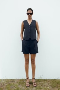 Nouveau style – Ensemble deux pièces tissé élégant avec gilet sans manches plissé à col en V et boutonnage simple, idéal pour les occasions décontractées, mariages et soirées. - Product Image 6