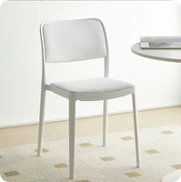 Chaise en plastique empilable moderne et confortable pour l'intérieur et l'extérieur, avec coussin intégral et pieds en métal, pour la maison, la salle à manger