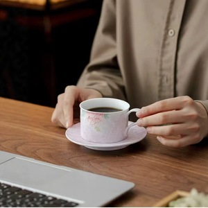 แก้วกาแฟเซรามิคลายดอกโบตั๋นเพ้นท์มือ พร้อมฝาปิด 150 มล. สำหรับชาหรือกาแฟ ใช้ในบ้าน - Product Image 4