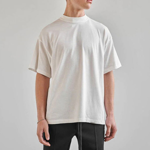 Camiseta Blanca de Alta Calidad 100% Algodón, Unisex, Cuello Alto, Hombros Caídos, Estilo Urbano, con Logotipo, Talla Grande - Product Image 1