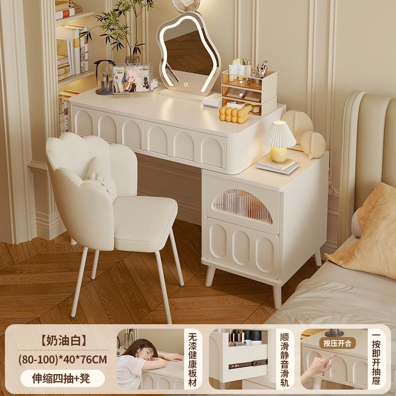 Mesa color blanco crema de 80-100 cm, espejo nube y silla pétalo.
