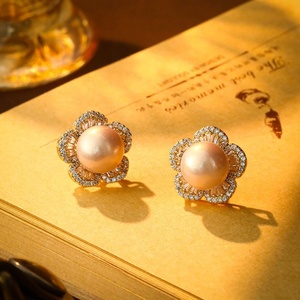 Pendientes de Perlas con Flores de Circonio Microincrustado, Modernos, Minimalistas, Exquisitos, con un Toque de Lujo y Estilo - Product Image 5