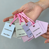 Étiquettes personnalisées imperméables holographiques de luxe en papier de haute qualité pour vêtements avec logo personnalisé et options roses
