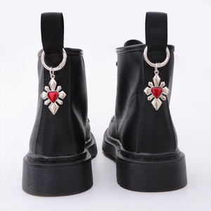 Accesorio para Tacón de Bota Martin, Colgante de Cruz con Corazón Rojo, Adorno Metálico, Joyería de Moda para Botas - Product Image 1