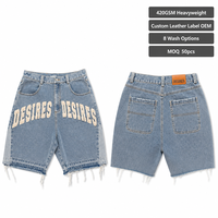 Shorts en jean cargo pour hommes, style streetwear et hip-hop, avec logo brodé personnalisé, bords bruts et effet vieilli, fabriqués par un fabricant de patchs brodés.