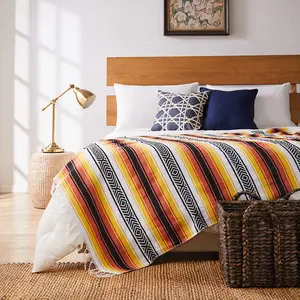 装飾用のさまざまな明るい色のテーブルクロスが付いた大きなメキシコの毛布