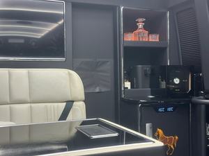 ชุดอุปกรณ์ตกแต่งภายในรถตู้หนังหรูหรา พร้อมเคาน์เตอร์บาร์ สำหรับตกแต่งภายในรถยนต์โตโยต้าโคสเตอร์ - Product Image 5