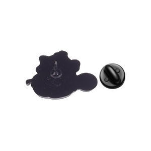 Schattige kat die met rood garen speelt, emaille pin, cartoon kitten broche voor rugzakdecoratie - Product Image 5