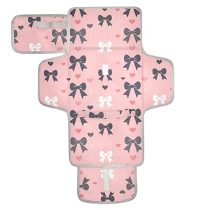 Nuevo Tapete Impermeable para Cambiar Pañales con Lazos Rosas Personalizados, Bolsa Portátil Plegable para Cambiar Pañales para Viajes - Product Image 1