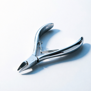Pince à cuticules professionnelle en acier inoxydable pour soins de manucure, tous types de peau - Product Image 1