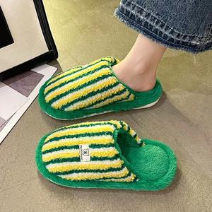 Chaussons d'intérieur unisexes doux et mignons en peluche à rayures colorées, à bout fermé, pour l'hiver - Product Image 6