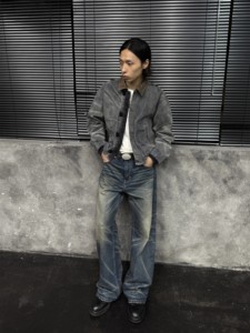 กางเกงยีนส์ทรงตรงหลวมแบบวินเทจพรีเมียม <span class=keywords><strong>Okayama</strong></span> Selvedge <span class=keywords><strong>Denim</strong></span> King Ergonomic 003 รุ่นเอวกลาง แต่งริเวท สำหรับผู้ชาย - Product Image 4