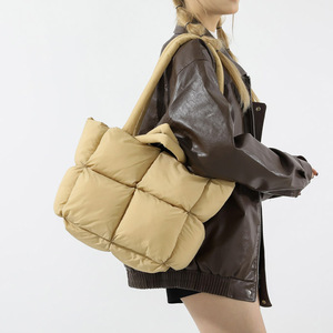 Nuova Borsa a Spalla Grande da Donna in Tessuto Imbottito in Cotone con Motivo a Quadri, Morbida e Imbottita, Aperta per Tutte le Stagioni, Ideale per il Commercio Transfrontaliero - Product Image 1