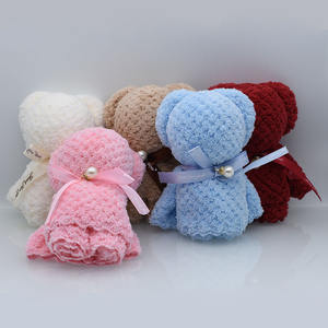 Vente en gros de paquet cadeau de haute qualité 30X30CM emballage de <span class=keywords><strong>sac</strong></span> à <span class=keywords><strong>main</strong></span> bon marché ananas treillis serviette cadeau <span class=keywords><strong>corail</strong></span> polaire ours serviettes de visage - Product Image 1