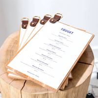 Panneau de menu en bois simple avec sangles en cuir Logo gravé sur mesure Restaurant bar Nourriture et boisson Couverture de support de menu en bois