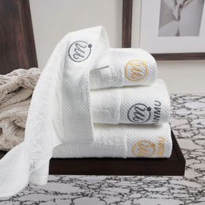 Ensemble <span class=keywords><strong>de</strong></span> serviettes d'hôtel Qinmu 5 étoiles <span class=keywords><strong>de</strong></span> luxe, 100% coton, brodées, séchage rapide, tricotées, logo personnalisé, serviettes <span class=keywords><strong>de</strong></span> bain douces pour la peau - Product Image 1